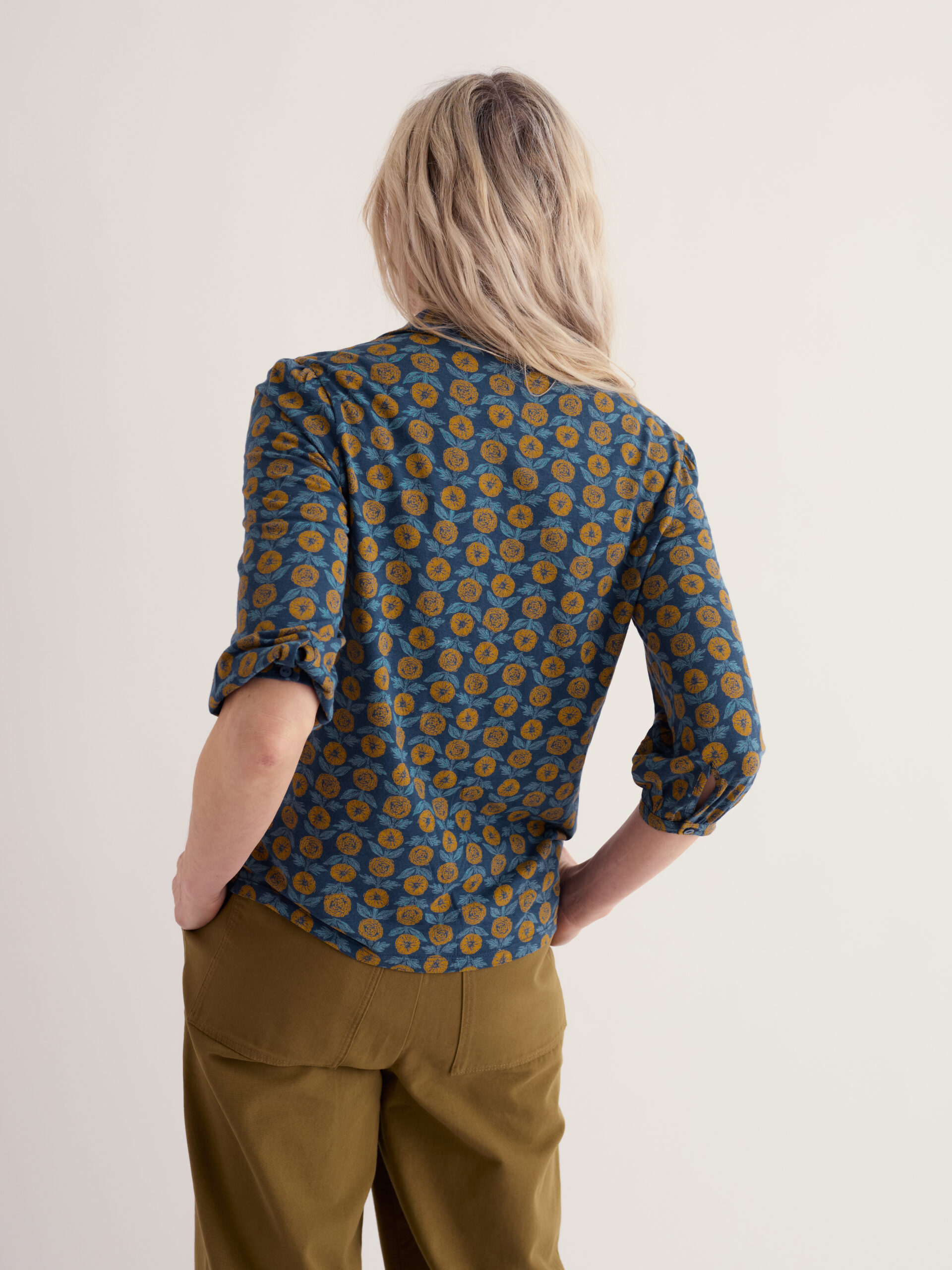3/4 Embrace Shirt Marigold Sketch Marine – Bild 6