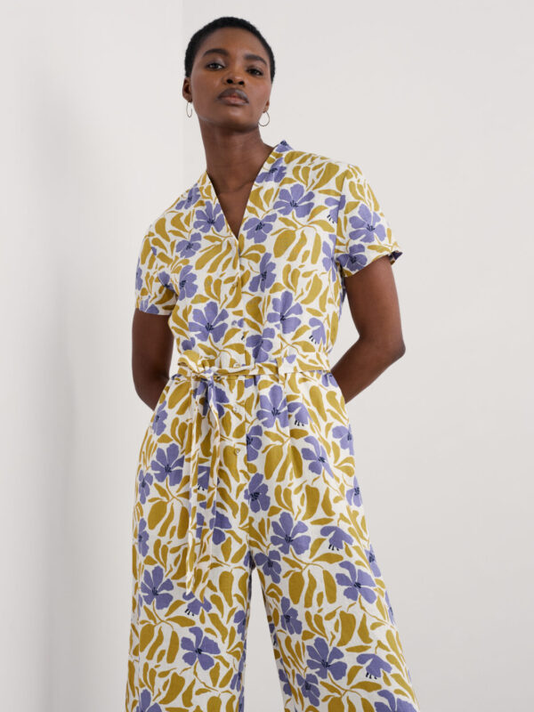 Treen Cove Jumpsuit Leafy Floral Chalk Pear – Bild 3