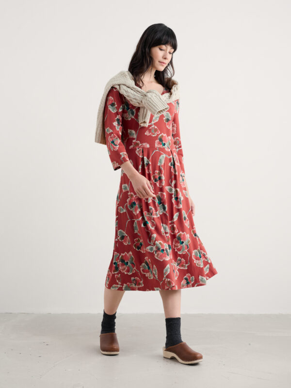 3/4 Pier View Dress Artist Camellia Red Sail – Bild 3