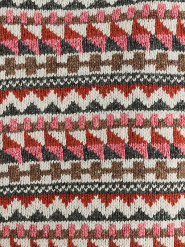 Dawson Pick Vest Fairisle Zig Zag Geo Aran Red Sail – Bild 4