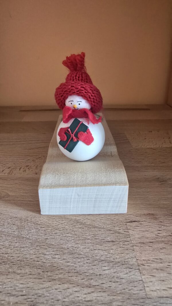 Stecker kleiner Schneemann mit Geschenk