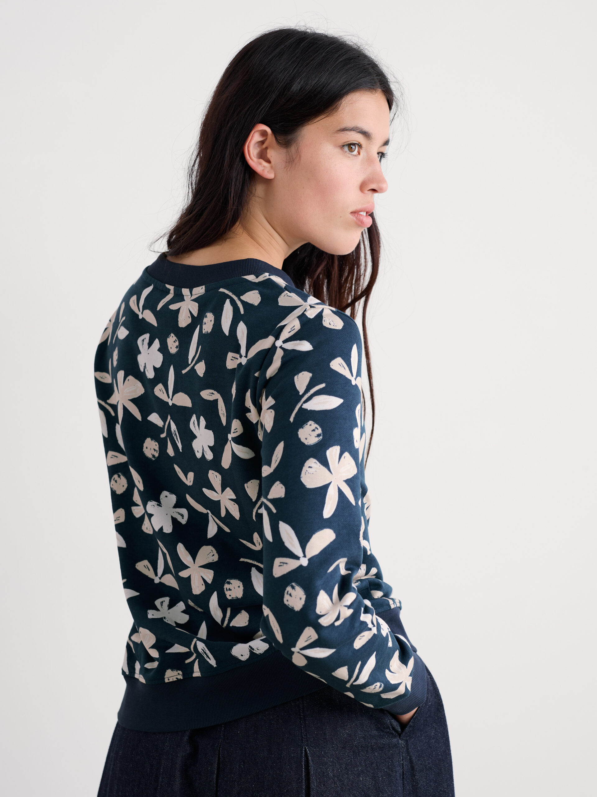 Bright Wave Sweatshirt Organic Shapes Dark Lugger – Bild 4