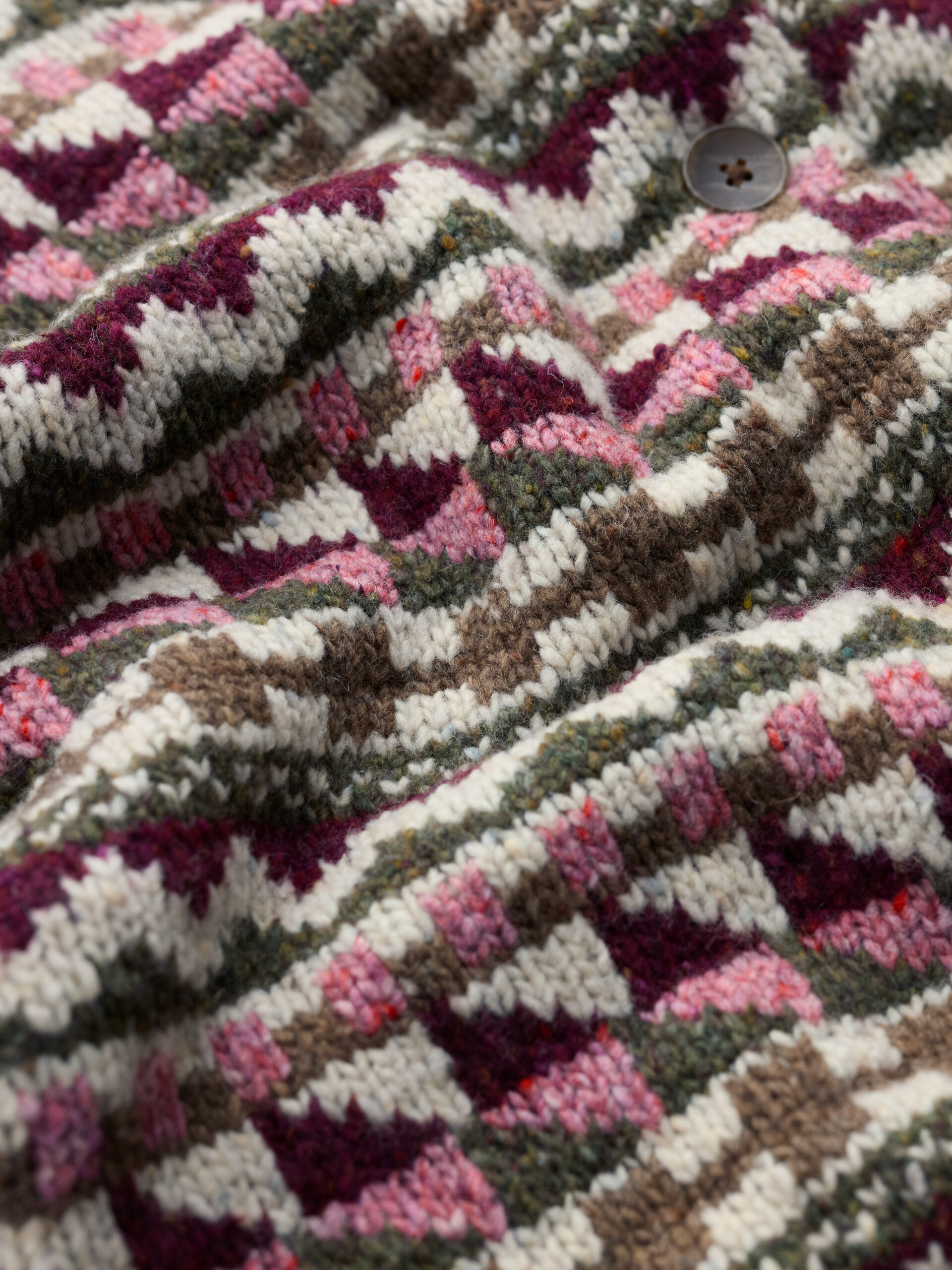 Dawson Pick Cardigan Fair Isle-Zig Zag Geo Dark Hellebore – Bild 4