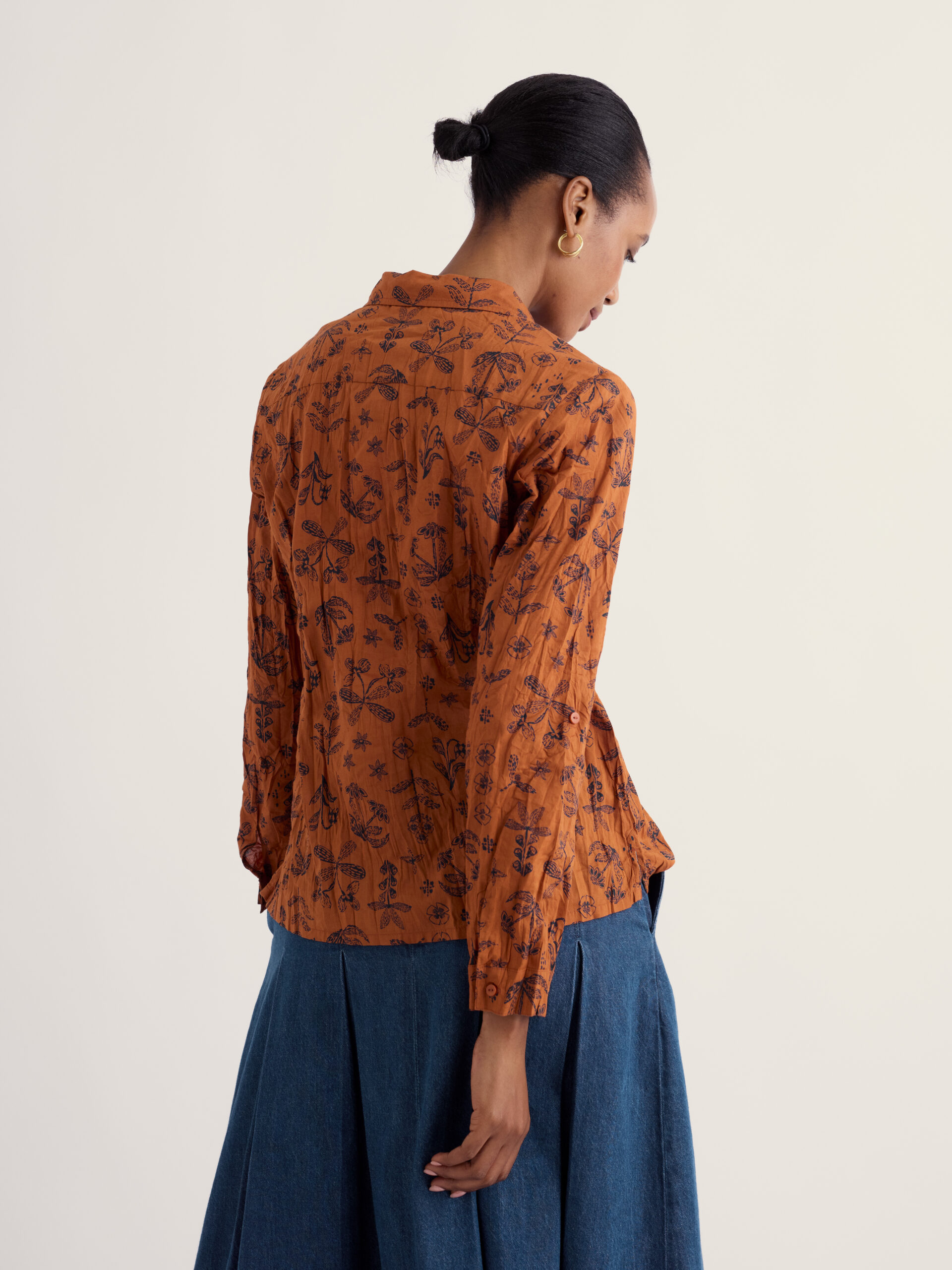 Larissa Shirt Tapestry Flowers Dark Acorn – Bild 2