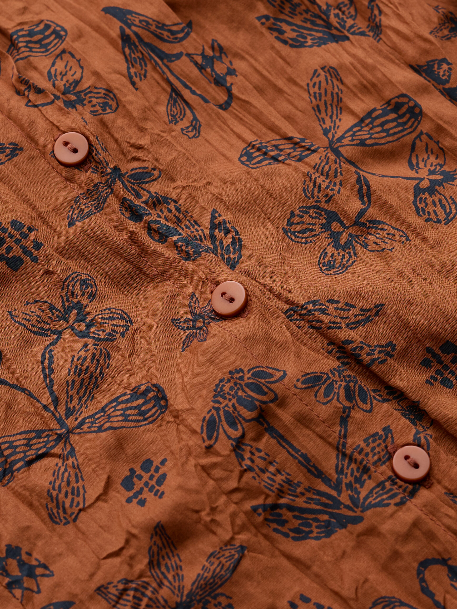 Larissa Shirt Tapestry Flowers Dark Acorn – Bild 5